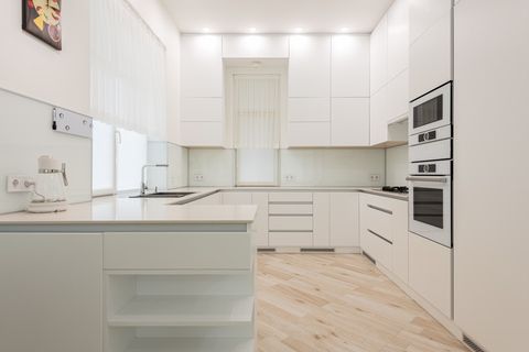 Почему белая кухня в современном стиле - не просто тренд, а планировочный
