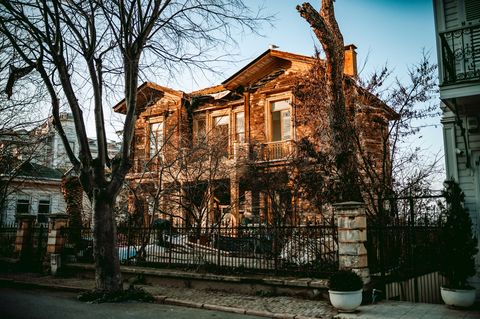Какие плюсы и минусы у дома из клееного бруса для Москвы и