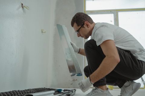 Почему импортные материалы и мебель особенно уязвимы к курсу?